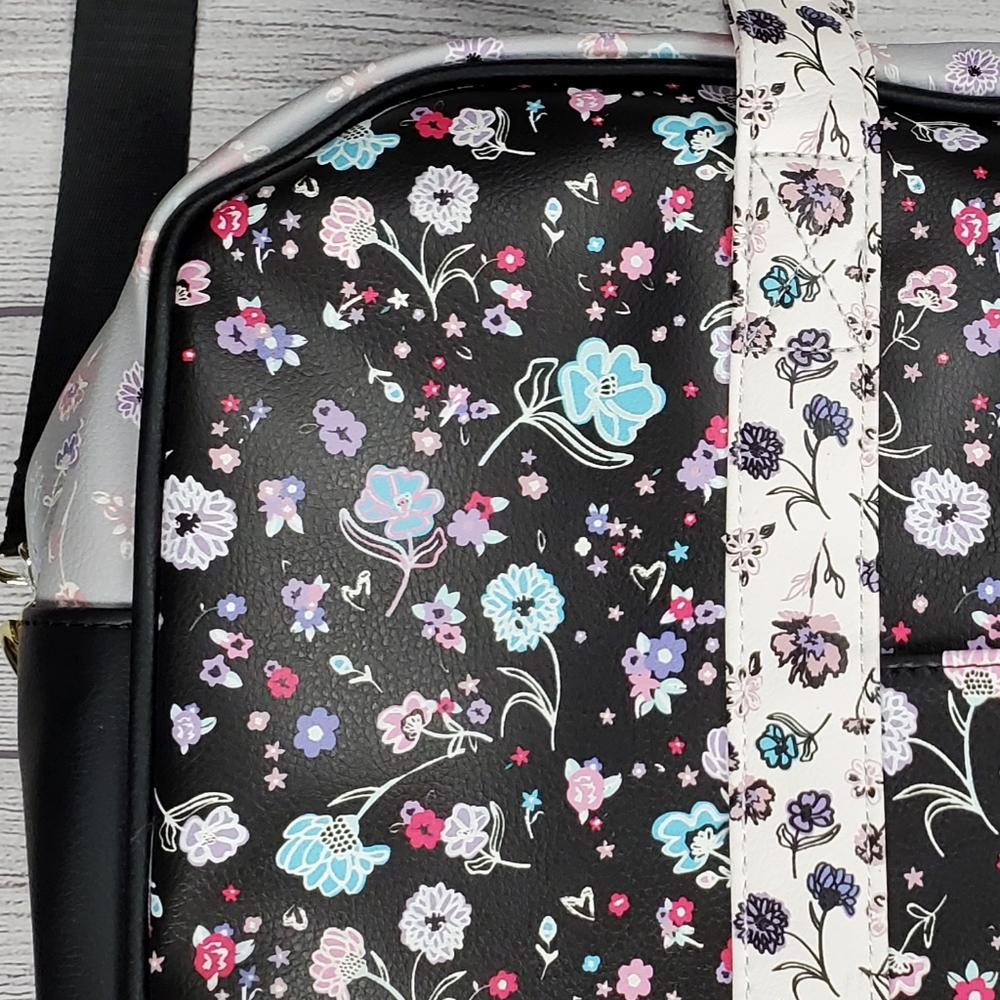 Betsey Johnson Weekender Floral Matching Wristlet - Picture 3 of 16